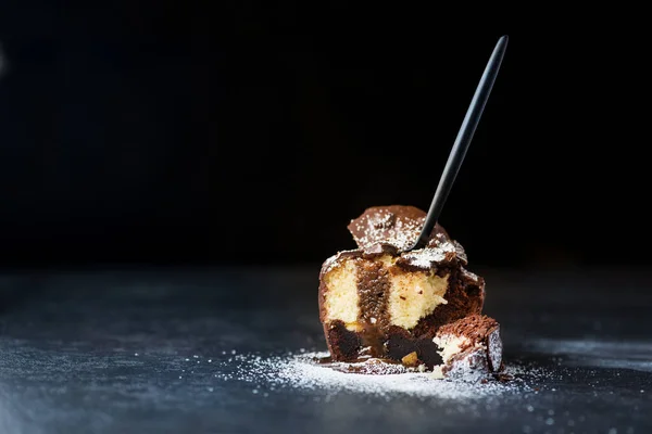 Süße Schokoladenkuchen Mit Schwarzem Dessertlöffel Auf Einem Steintisch — Stockfoto