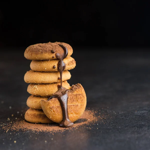 Dolce Biscotto Versato Con Cioccolato Fondo Nero — Foto Stock