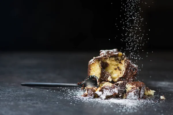 Γλυκό Κέικ Σοκολάτας Σκόνη Μύγας Σκούρο Φόντο — Φωτογραφία Αρχείου