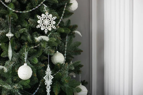 Крупним Планом Різдвяна Ялинка Прикраса Білими Кульками Сніжинка Фоні — стокове фото
