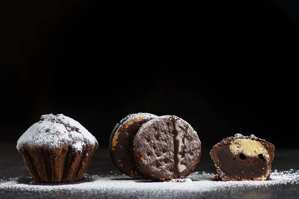 Schokoladenkuchen Cupcake Und Süße Kekse Mit Puder Auf Schwarzem Hintergrund — Stockfoto