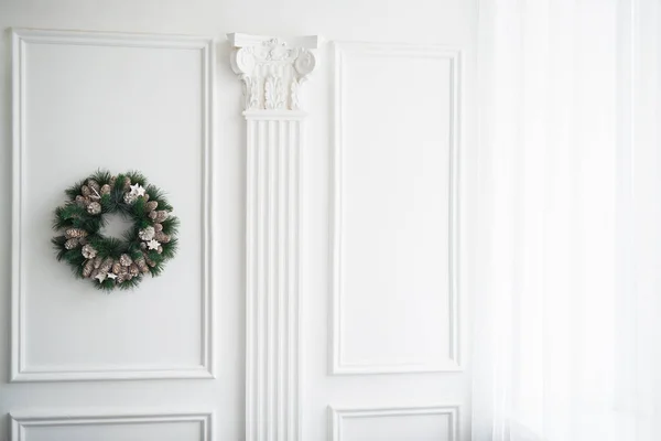 Weihnachtskranz Mit Tannenzapfen Und Holzsternen Auf Einer Weißen Gipswand — Stockfoto