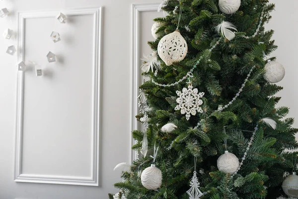 Крупним Планом Різдвяна Ялинка Прикраса Білими Кульками Сніжинка Фоні — стокове фото