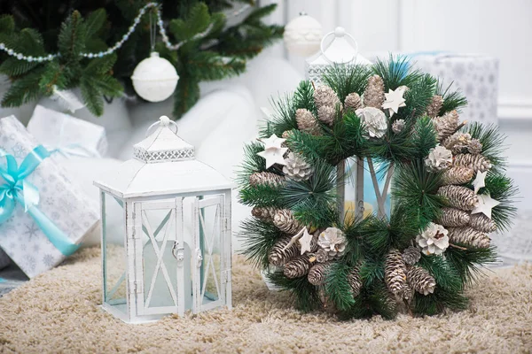 Kerstkrans Versierd Met Dennenappels Houten Sterren — Stockfoto