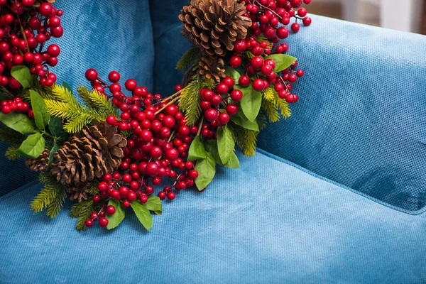 Weihnachtskranz Mit Tannenzapfen Und Roten Beeren Auf Dem Sessel — Stockfoto