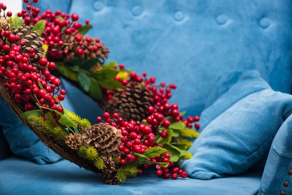 Weihnachtskranz Mit Tannenzapfen Und Roten Beeren Auf Dem Sessel — Stockfoto