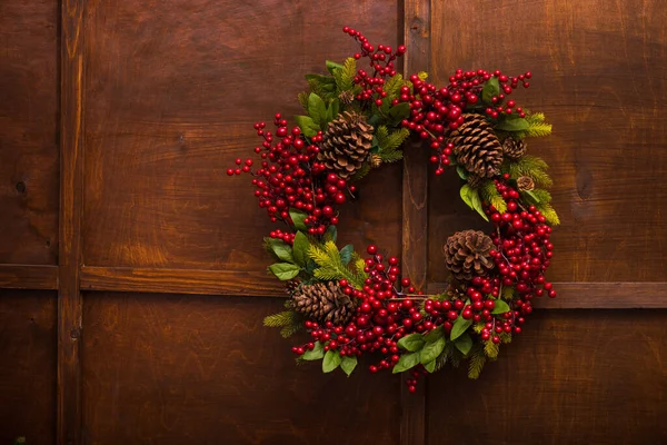 Holiday Christmas Wreath Pine Cones Red Berry Wall — Stock Photo, Image