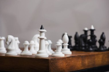 Tahtada beyaz ve siyah satranç taşları