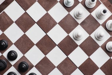 Satranç oyunundaki ilk hamleler, beyaz piyon taşı, üst görünüm