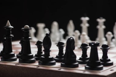 Tahtada beyaz ve siyah satranç taşları