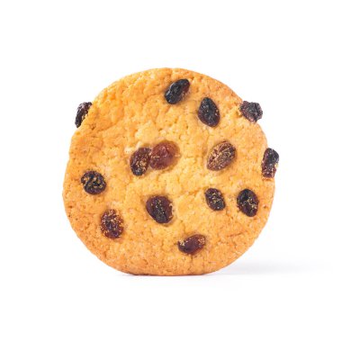 Beyaz arka planda izole edilmiş kuru üzümlü bir kurabiye.