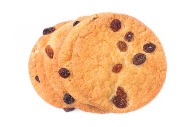 Beyaz arka planda izole edilmiş kuru üzümlü bir grup tatlı kurabiye, üst görünüm