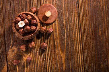 Tahta bir masada fındık fıçısı