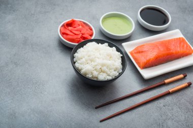 Evde suşi, somon balığı, wasabi, zencefil, çubuk ve pilav yapmak için malzemeler.