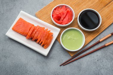 Evde suşi, somon balığı, wasabi, zencefil, çubuk ve pilav yapmak için malzemeler.