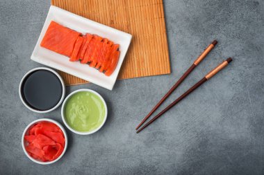 Evde suşi, somon balığı, wasabi, zencefil, çubuk ve pilav yapmak için malzemeler.