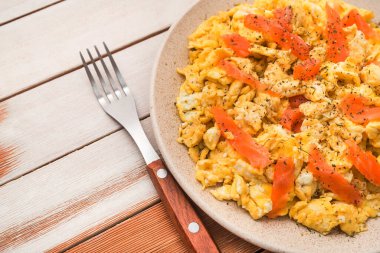 Ahşap bir masada somon balığıyla çırpılmış.