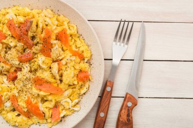 Ahşap bir masada somon balığıyla çırpılmış.