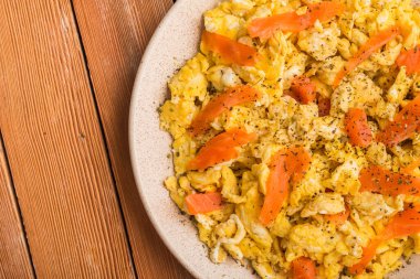 Ahşap bir masada somon balığıyla çırpılmış.