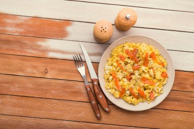 Somon balığı, yumurta, ahşap bir masada limonlu bruschetta ile çırpılmış kahvaltı. Üst Manzara. Kırsal gıda tarzı