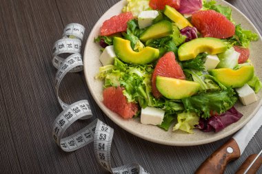 Tahta masada meyve ve sebze salatası ile sağlıklı diyet yemekleri.