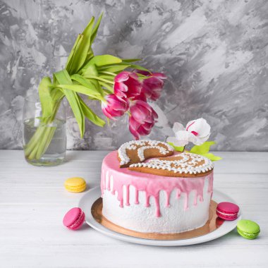 Arkaplanda lale çiçekleri olan tatlı pastası. Bir kadına 8 Mart bayramında hediye, Sevgililer Günü, Uluslararası Kadınlar Günü