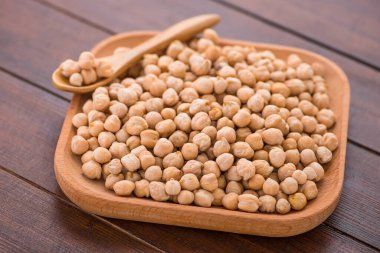 Tahta tabakta çiğ organik nohut. organik fasulye 