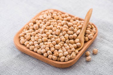 Tahta tabakta çiğ organik nohut. organik fasulye 