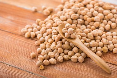 Masadaki çiğ organik nohutlara yakın çekim. Besleyici yiyecekler