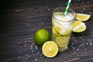 Brezilya 'lı Caipirinha kokteyli ve masada meyve limonu. Canlandırıcı ve buzlu soğuk içecek.
