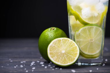 Brezilya 'lı Caipirinha kokteyli ve masada meyve limonu. Canlandırıcı ve buzlu soğuk içecek.