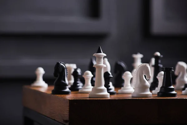 Weiße Und Schwarze Schachfiguren Auf Der Tafel — Stockfoto