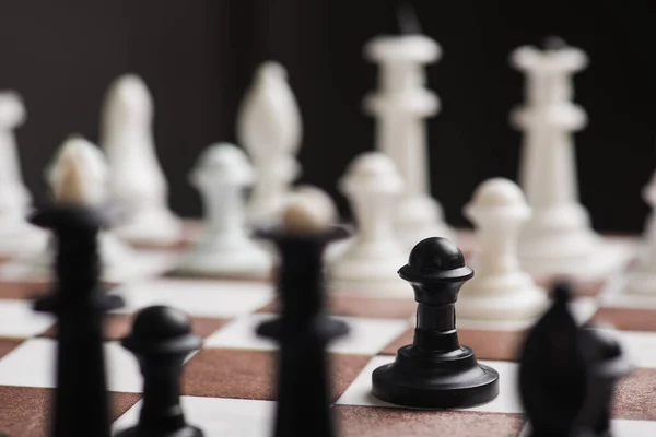 Білі Чорні Шахові Фігури Дошці — стокове фото