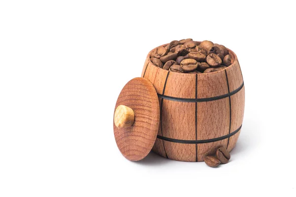 白い背景に隔離された木樽で焙煎されたコーヒー豆 — ストック写真