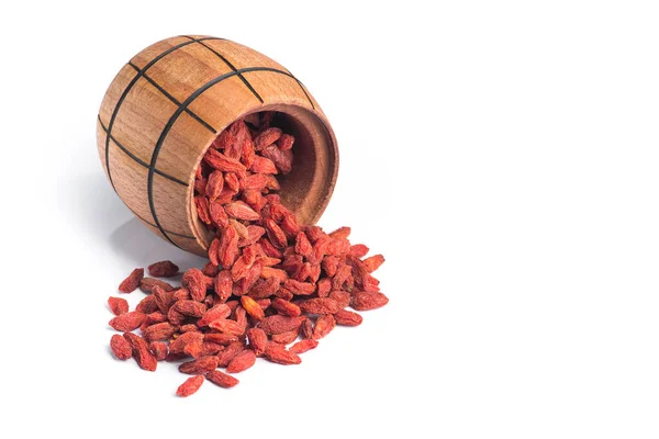 Bacche Goji Essiccate Botte Legno Isolate Fondo Bianco — Foto Stock