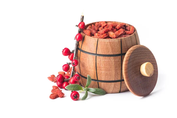 Красные Сушеные Ягоды Годжи Сильный Антиоксидант Деревянной Бочке Изолированной Белом — стоковое фото
