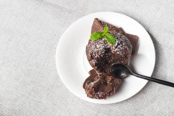 Süßer Muffinkuchen Mit Geschmolzener Schokolade Auf Weißem Teller Blick Von — Stockfoto