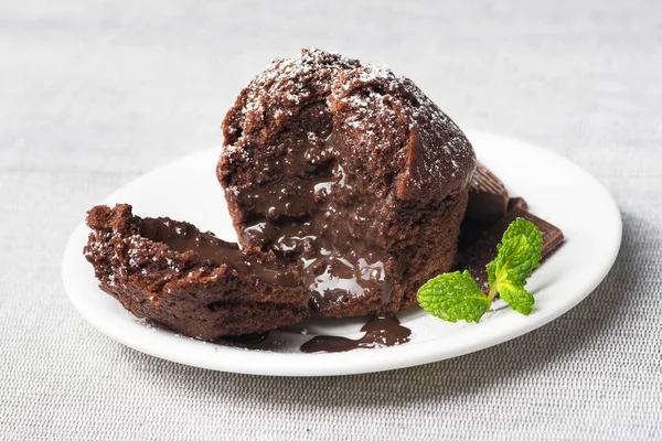 Süßer Muffinkuchen Mit Geschmolzener Schokolade Auf Weißem Teller — Stockfoto