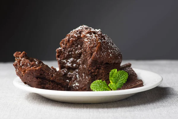 Gâteau Muffin Sucré Avec Chocolat Fondu Sur Une Assiette Blanche — Photo