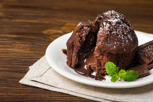 Desszert Muffin Torta Zöld Mentalevéllel Olvadt Csokoládé Fehér Tányéron — Stock Fotó