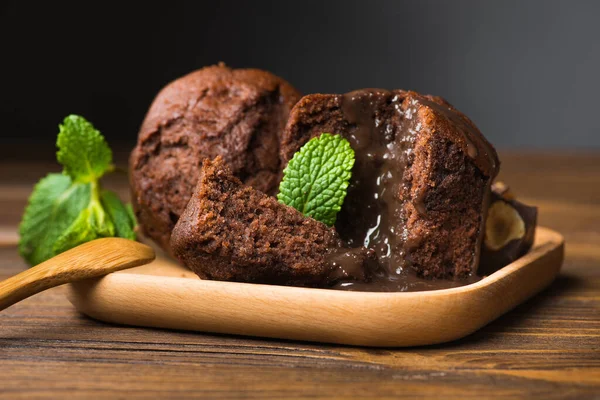 Γλυκό Κέικ Λιωμένη Σοκολάτα Ξύλινο Πιάτο Και Κουτάλι — Φωτογραφία Αρχείου