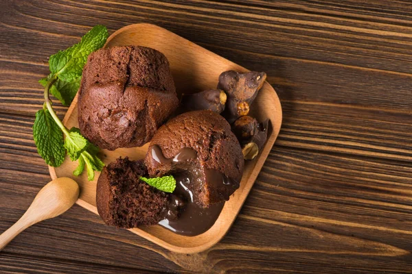 Süßer Muffinkuchen Mit Geschmolzener Schokolade Auf Holzteller Und Löffel Blick — Stockfoto