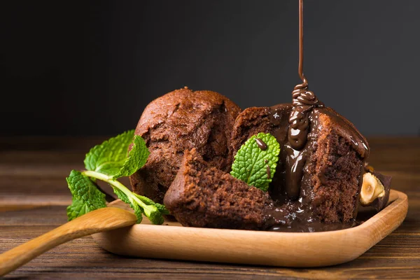 Gâteau Muffin Dessert Aux Noisettes Verser Chocolat Fondu Sur Une — Photo