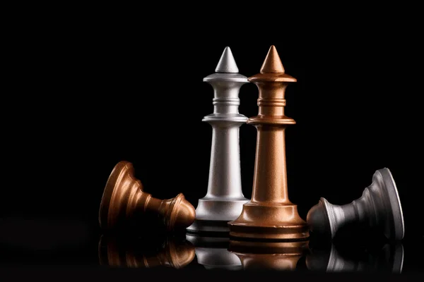 Koncept Vedení Vítězství Šachovým Králem Figurkami Černém Pozadí — Stock fotografie