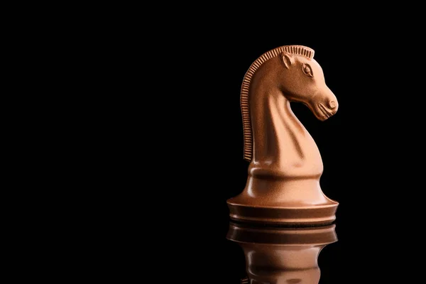 Een Gouden Schaakpaard Staat Een Zwarte Reflectietafel — Stockfoto
