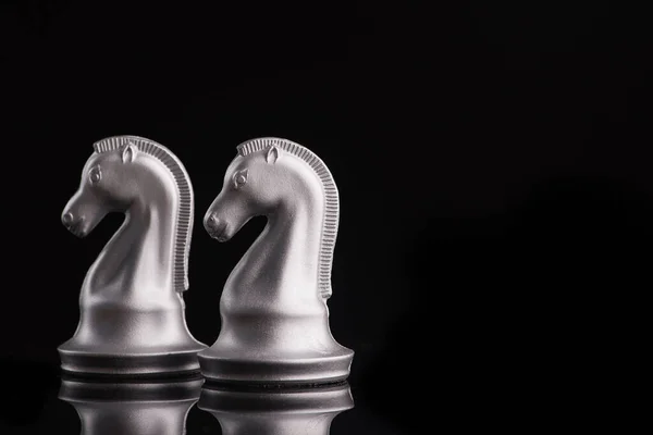 Zwei Weiße Schachritter Stehen Auf Schwarzer Spiegelfläche — Stockfoto