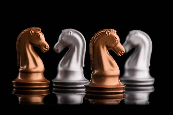 Αντιπαράθεση Μεταξύ Μιας Ομάδας Χρυσών Και Ασημένιων Σκακιστικών Ιπποτών Μαύρο — Φωτογραφία Αρχείου