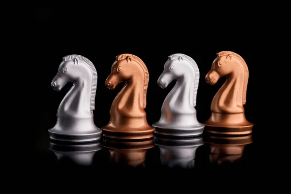 Eine Gruppe Von Schachpferden Auf Schwarzem Hintergrund — Stockfoto