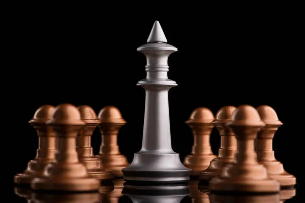 Шахматный Король Стоит Пешкой Черном Фоне Несправедливое Противостояние — стоковое фото