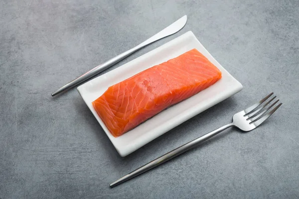 Roher Lachsfisch Auf Einem Weißen Teller Mit Metallgabel Und Messer — Stockfoto